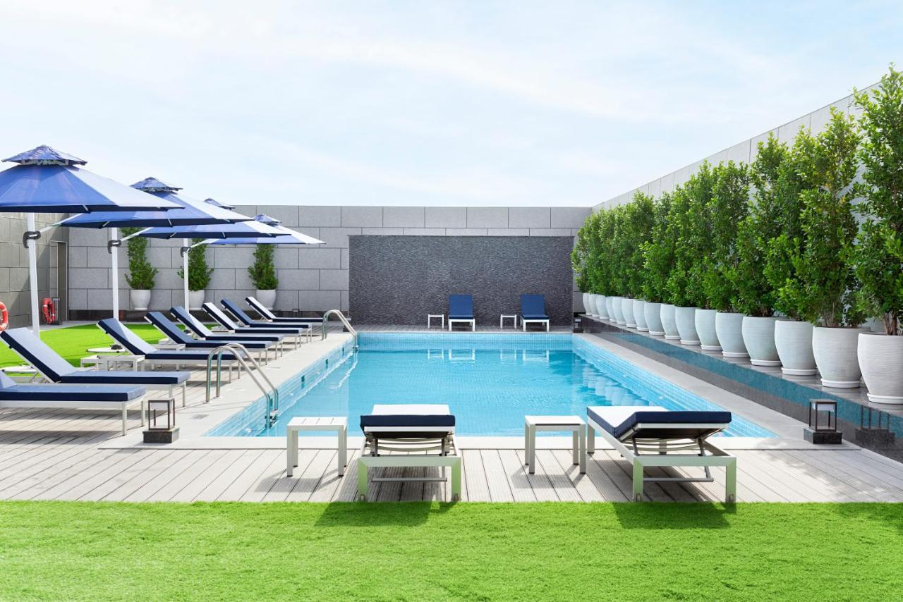 Asiana Grand Hotel Dubai Eksteriør billede The swimming pool at the hotel